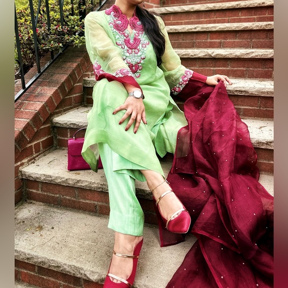 Embellished Muslin 3 Piece Kameez - Picture 2 of 3